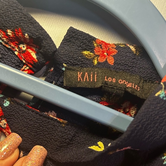Kaii Los Angelos floral blouse with key hole detail in front and back. Gorgeous! - Picture 7 of 10